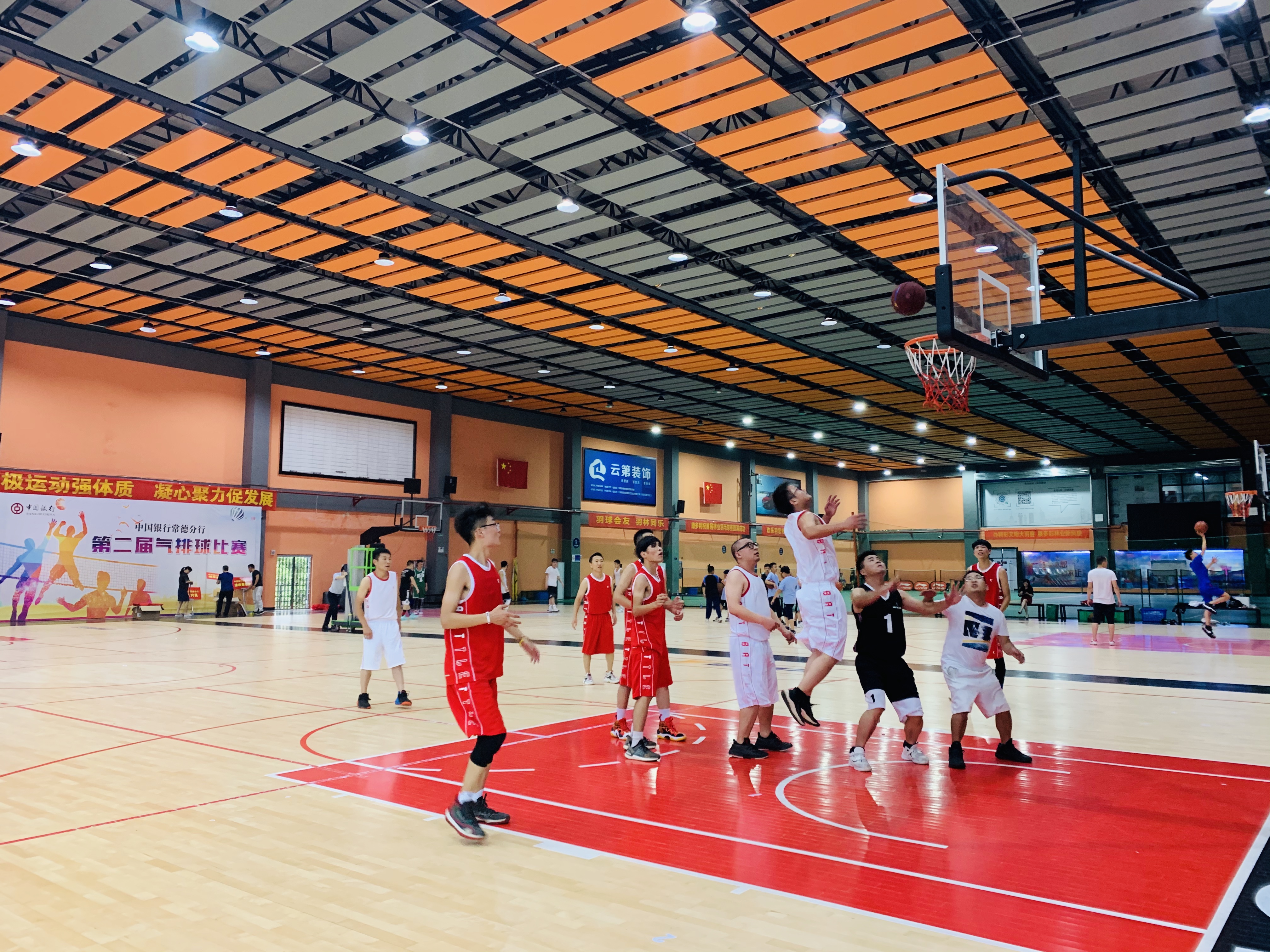 激烈比赛.jpg 激烈比赛.jpg