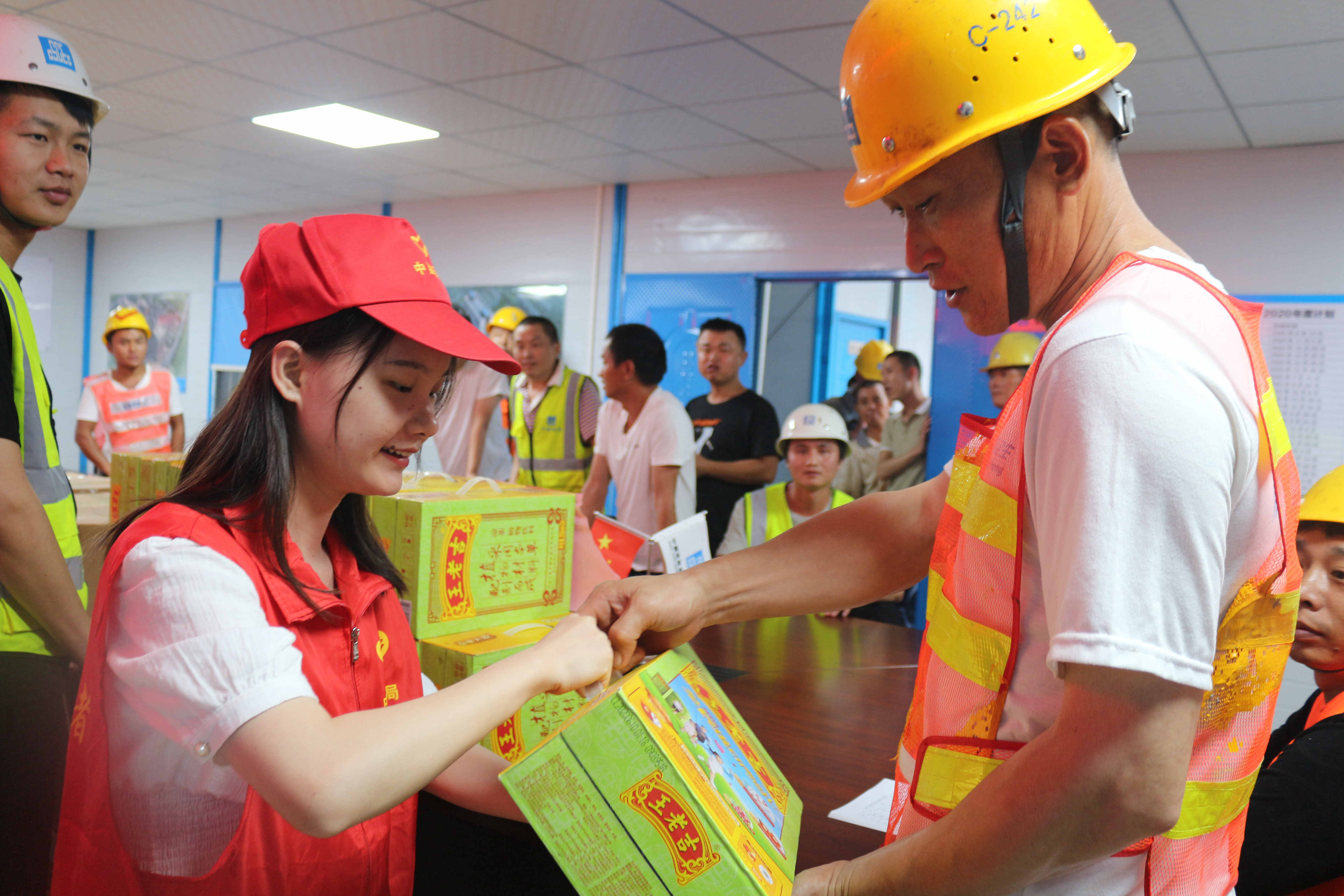 志愿者为工友发放慰问物资_副本.jpg