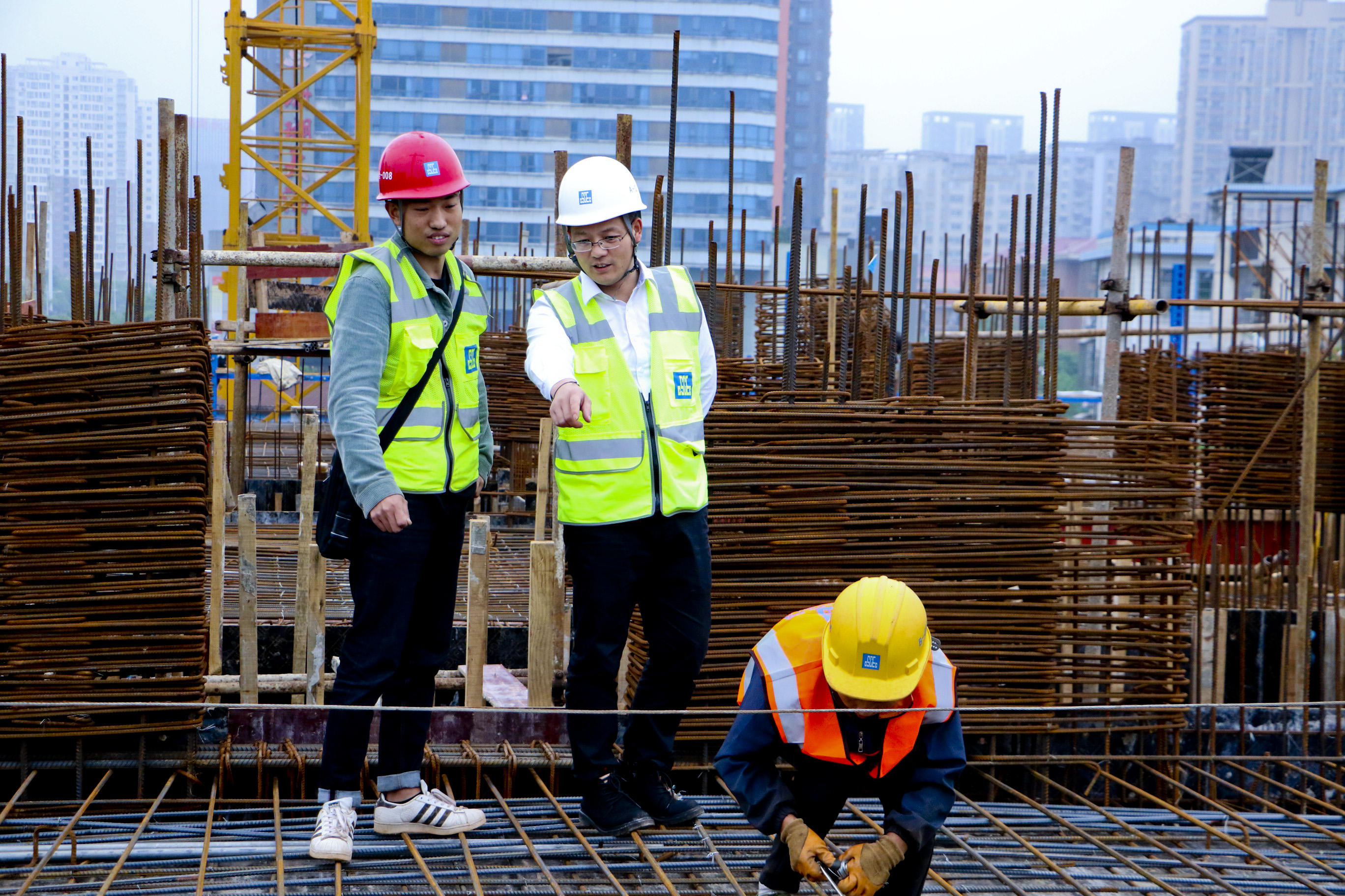 8.党员先锋模范作用指导青年员工.jpg 8.党员先锋模范作用指导青年员工.jpg