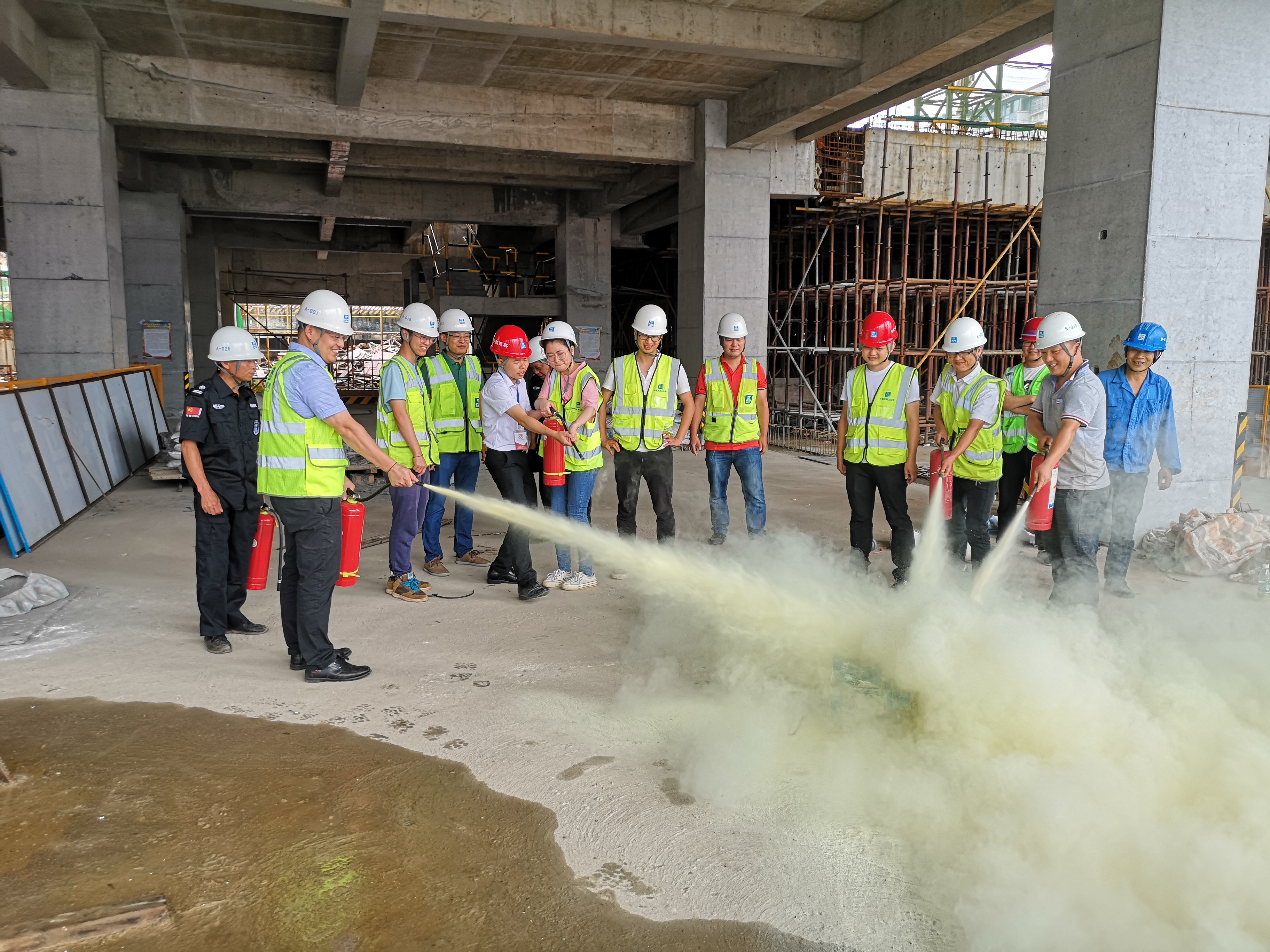 11.消防应急救援演练.jpg 11.消防应急救援演练.jpg