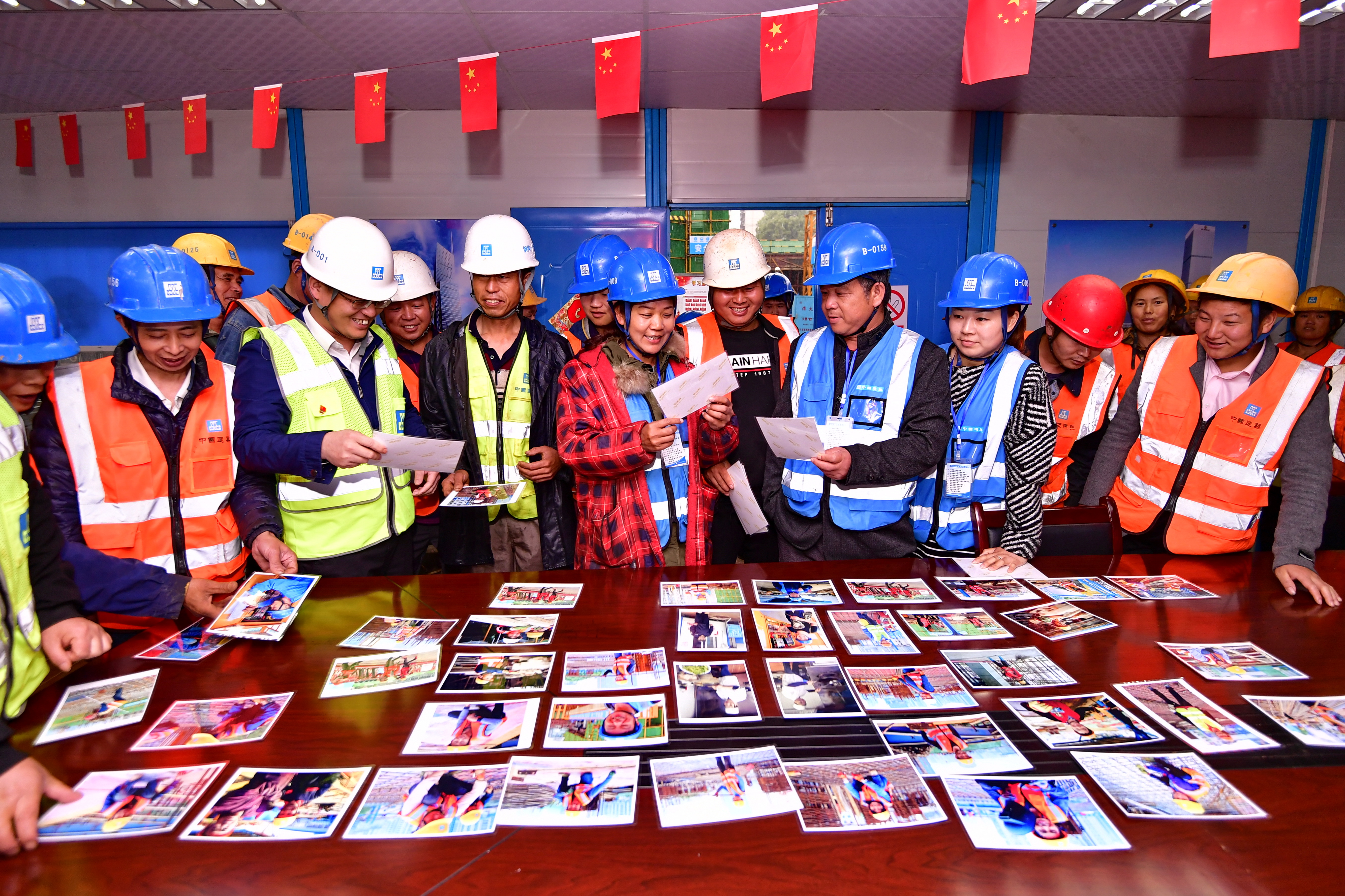 12.工友喜笑颜开.jpg 12.工友喜笑颜开.jpg