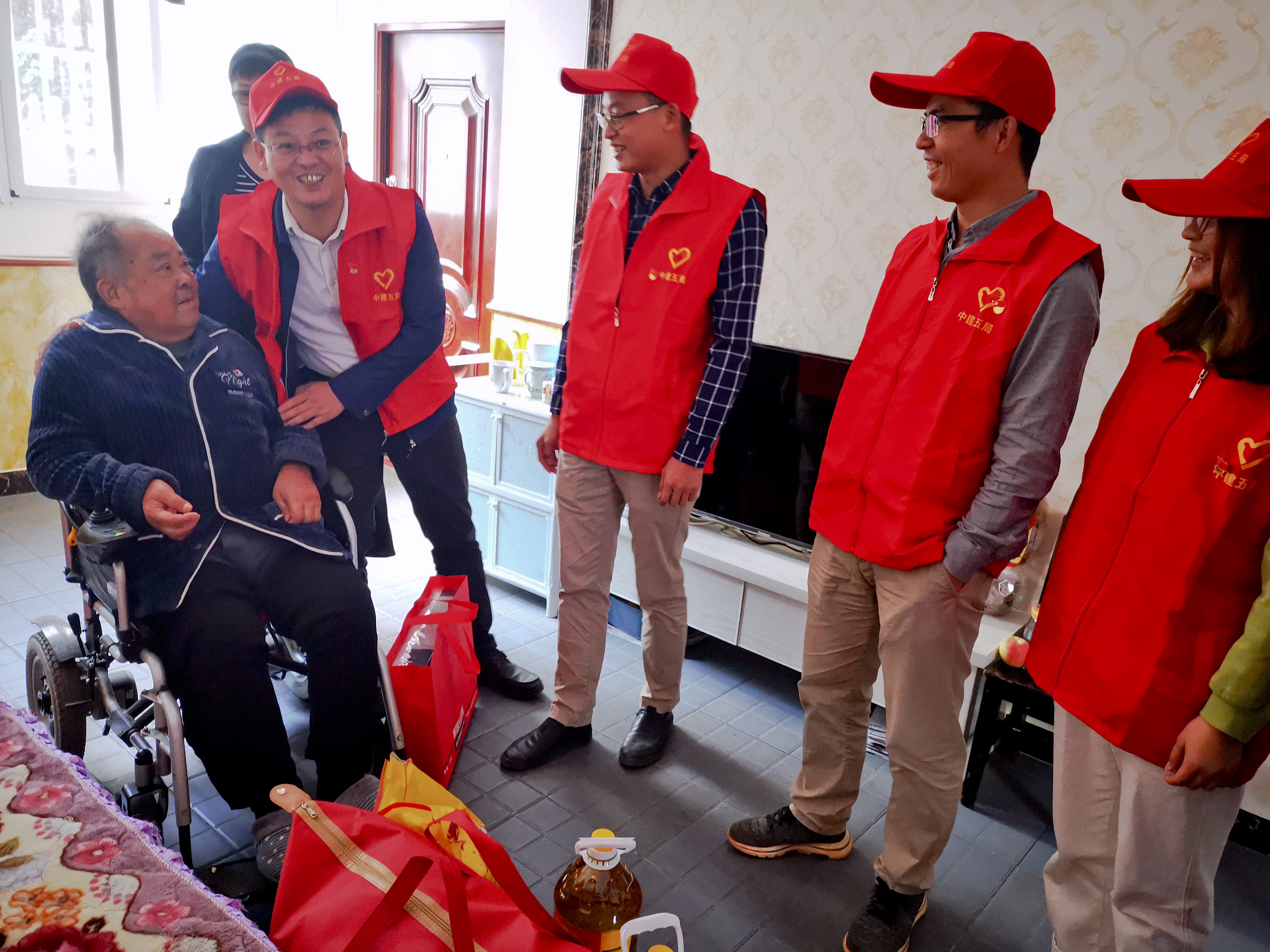 13.党支部看望社区孤寡老人,送温暖.jpg 13.党支部看望社区孤寡老人,送温暖.jpg