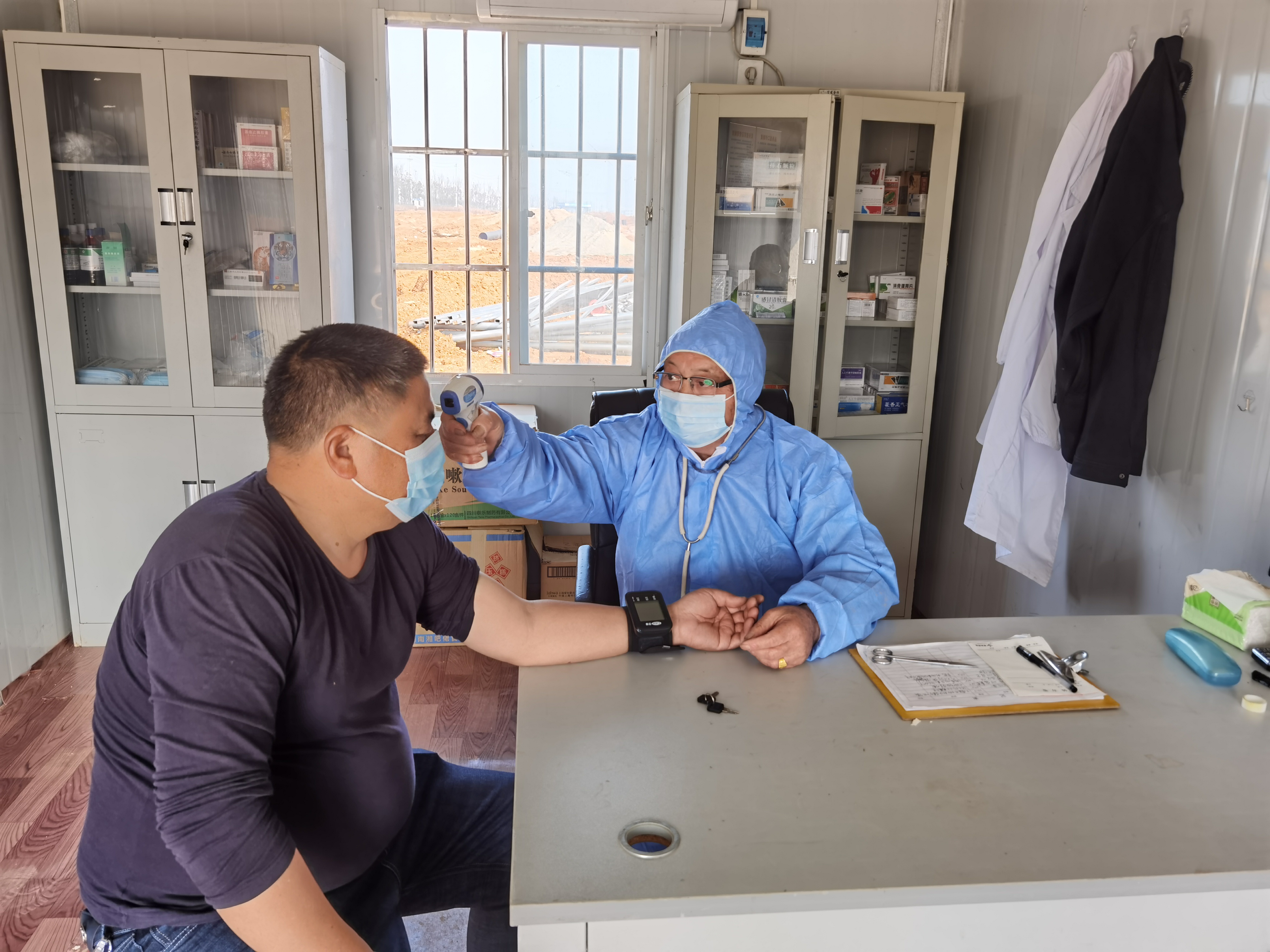 6 工地医务室为农民工坐诊.jpg