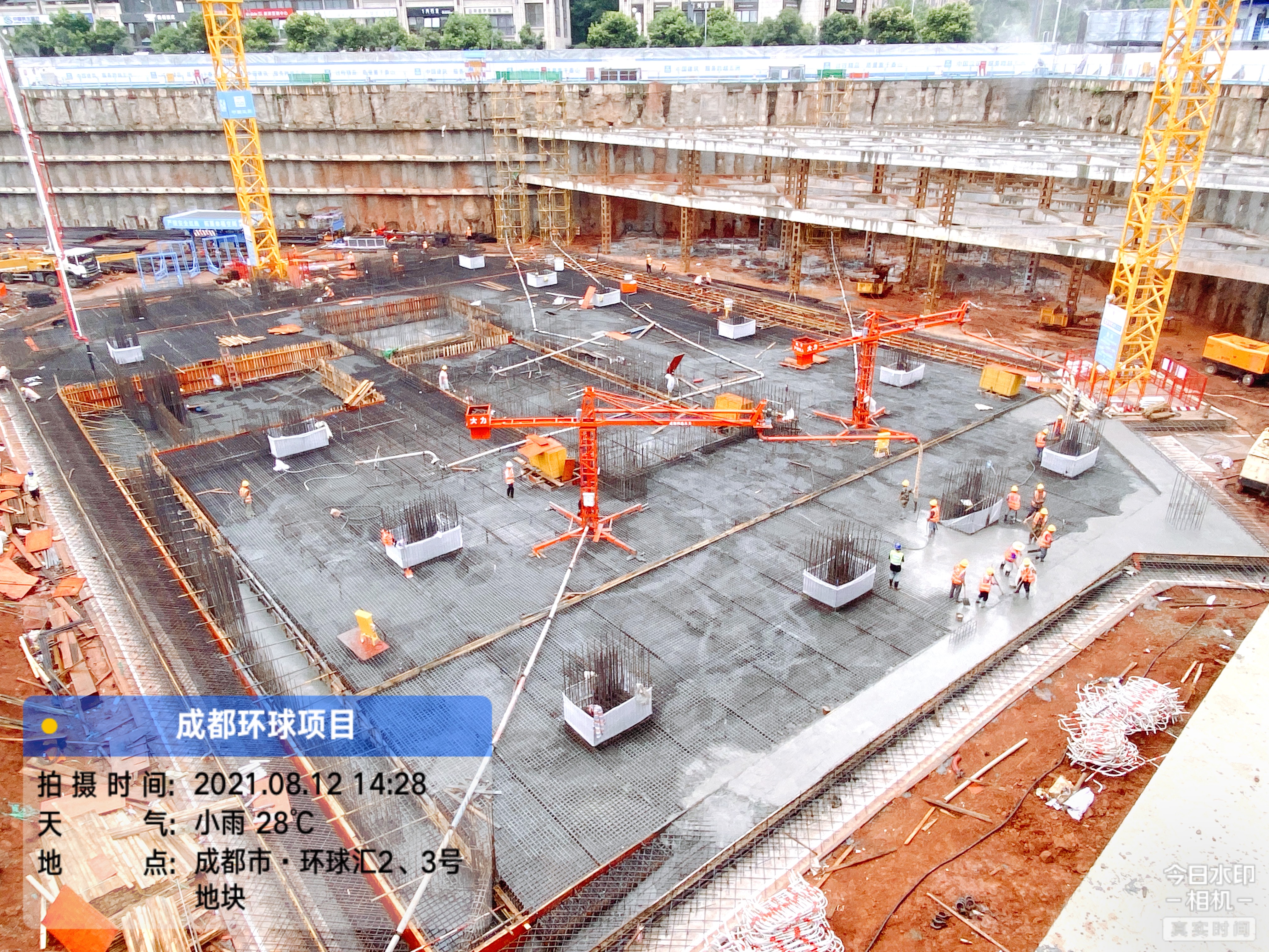 1.混凝土浇筑争分夺秒 天泵“四管齐下”.jpg