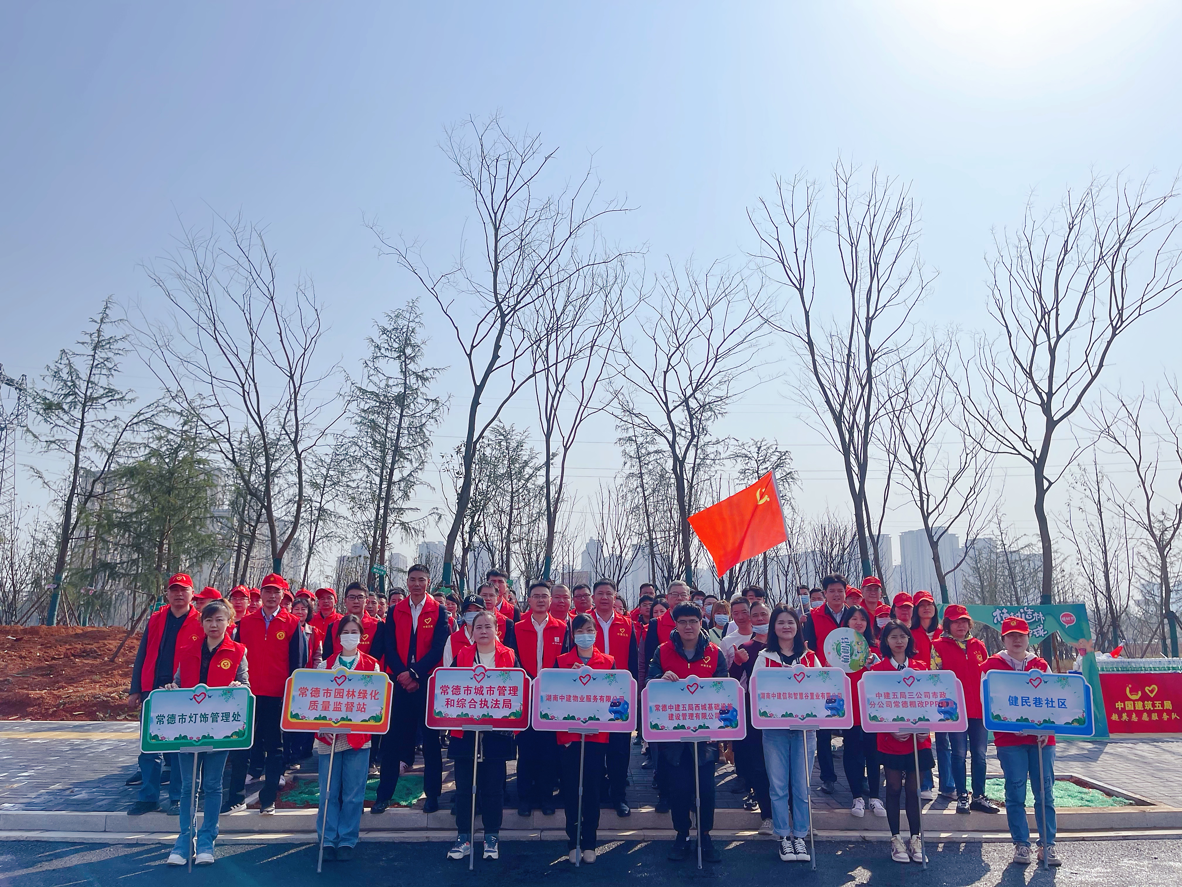 植树节队列合影.jpg 植树节队列合影.jpg