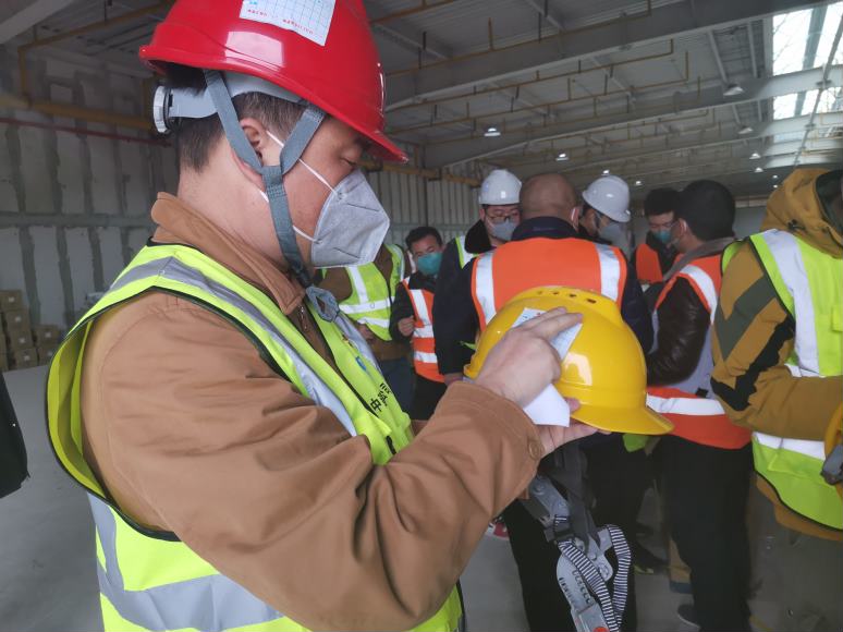 孙振华贴心地为工人安全帽贴上体温检测标识.jpg 孙振华贴心地为工人安全帽贴上体温检测标识.jpg