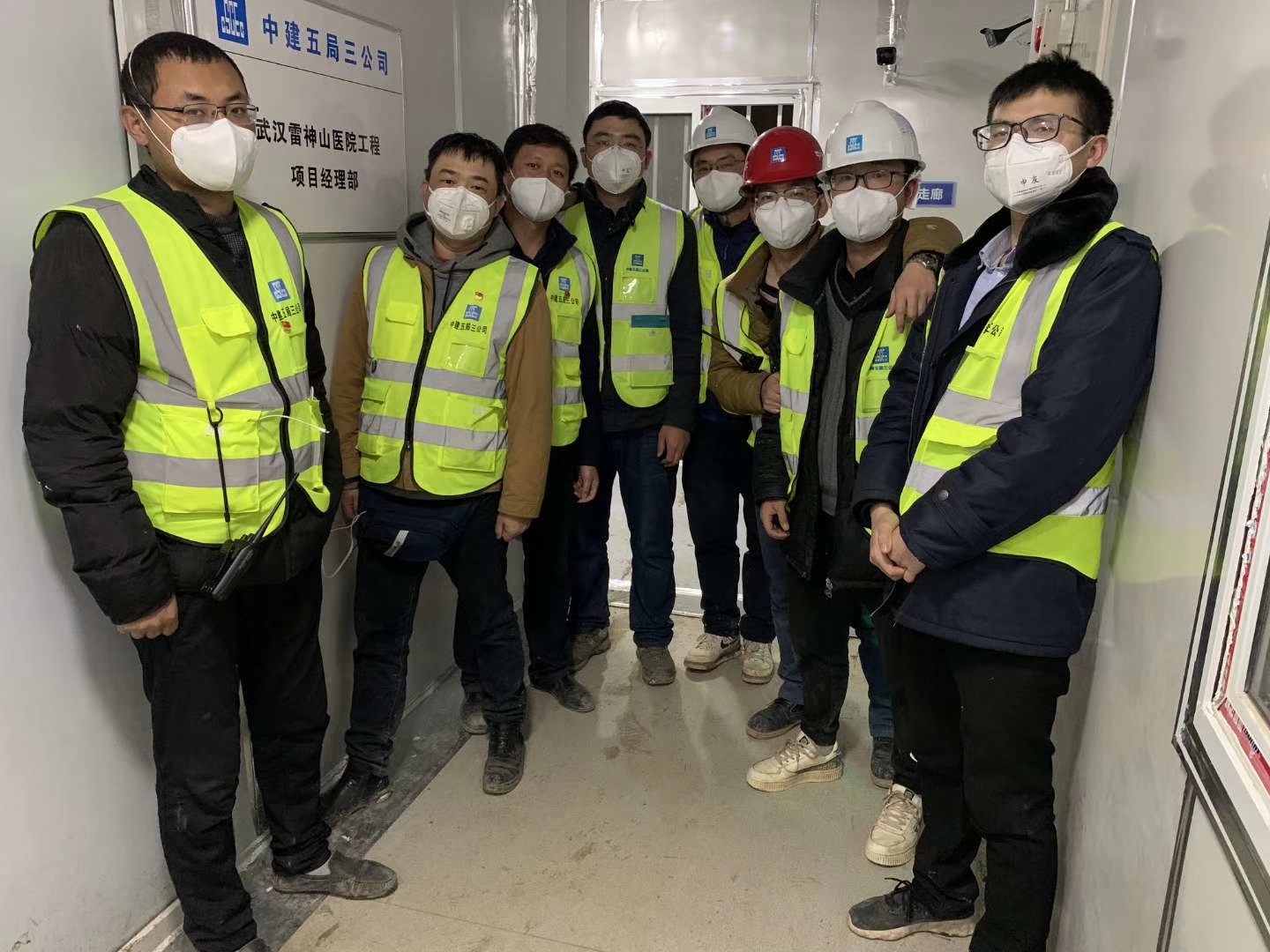 孙振华(左二)和同伴们的合影.jpg 孙振华(左二)和同伴们的合影.jpg